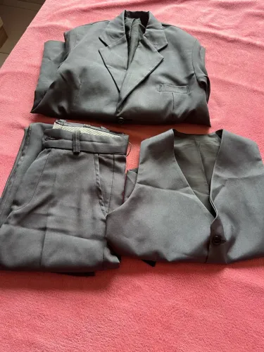 Vendo terno infantil tamanho 10 cor cinza