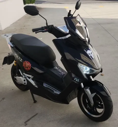 Com 2 baterias e autonomia próxima de 100 km. Tem multimídia (rádio e pen drive).