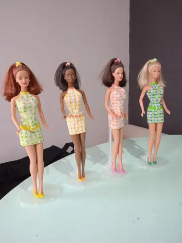Coleção Barbie Pretty in Plaid 4 bonecas ATENÇÃO na descrição