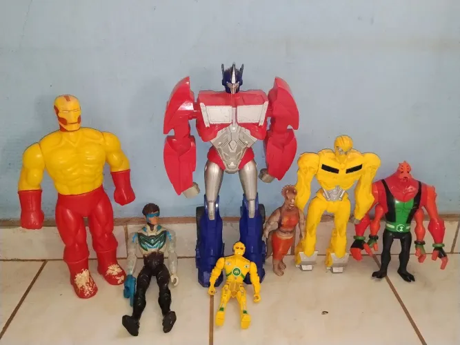 Vendo bonecos de ação grandes 