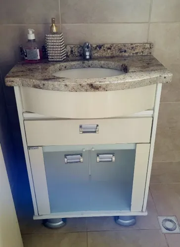 GABINETE DE BANHEIRO COM TAMPO DE GRANITO