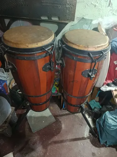 Atabaques de percussão com suporte