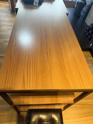 Mesa roupas exposição 