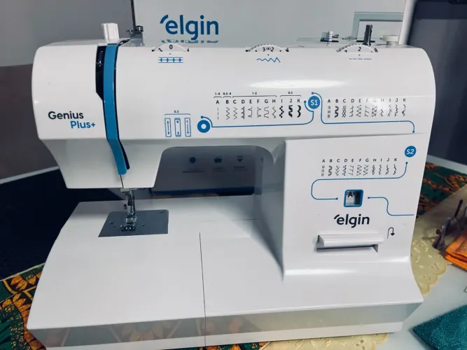 Máquina de costura Elgin Genuis Plus