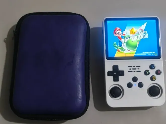 ? R36S Branco + Case + Película + 15 MIL Jogos em 64GB - Só R$ 190! ?