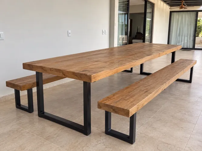Mesa de madeira de demolição