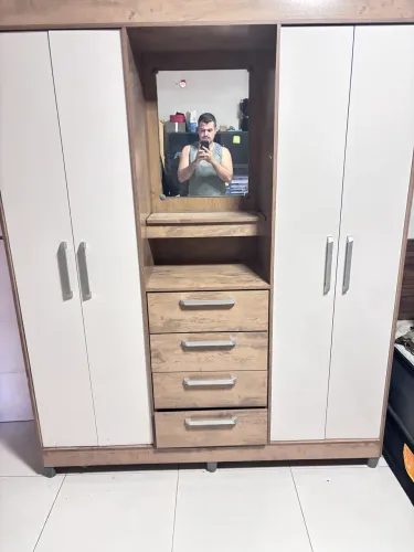 Guarda-roupa 4 portas com espelho e gavetas