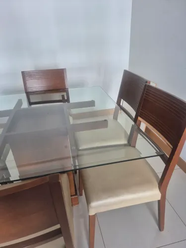 Vendo mesa de seis lugares com assento impermeável. 1500  reias.