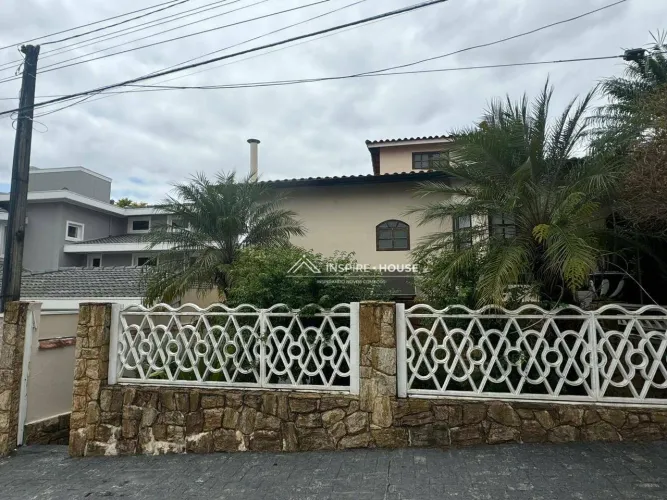 Sobrado com 4 dormitórios para alugar, 200 m² por R$ 6.061,00/mês - Vila Zezé - Jacareí/SP