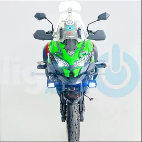 Moto Kawasaki Versys 100 muito bem conservada, toda envelopada transparente, com baús, etc
