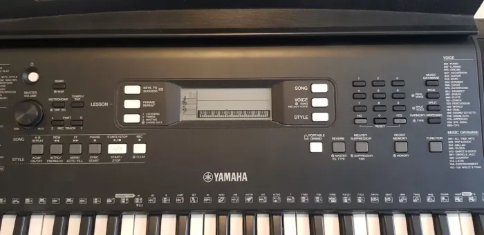 Teclado Yamaha - modelo PSR E363