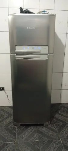 Uma geladeira com defeito só o frizz estar cem por centro a parte geladeira só funciona