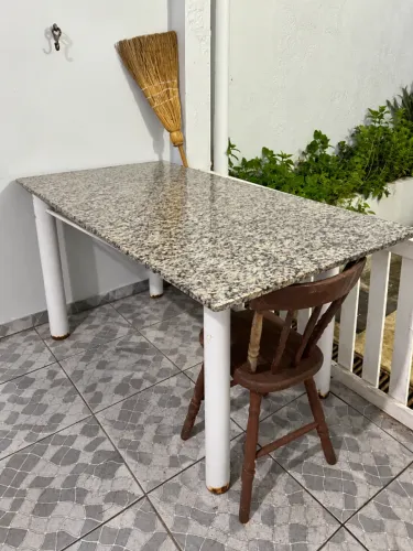 Mesa Retangular com Tampo de Granito e Pés Metálicos