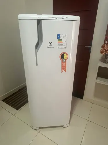 Geladeira Electrolux 240L