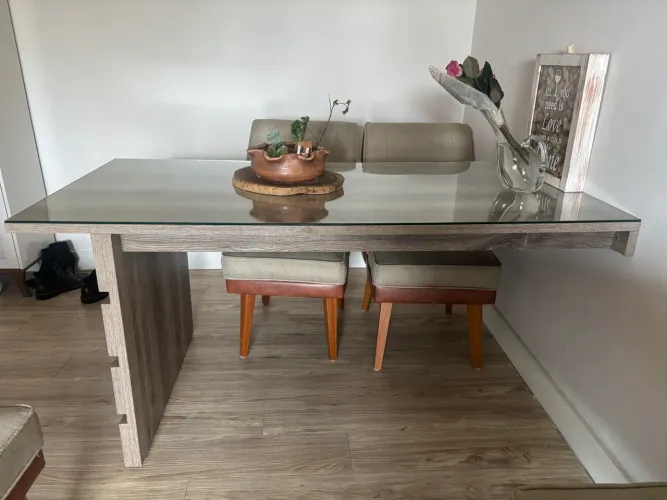 Mesa de jantar de parede sem as cadeiras