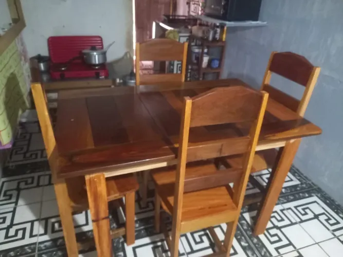 Mesas e cadeiras novas 