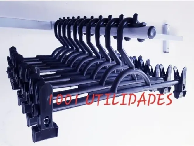 Kit com 35 cabides pretos para calças e saias