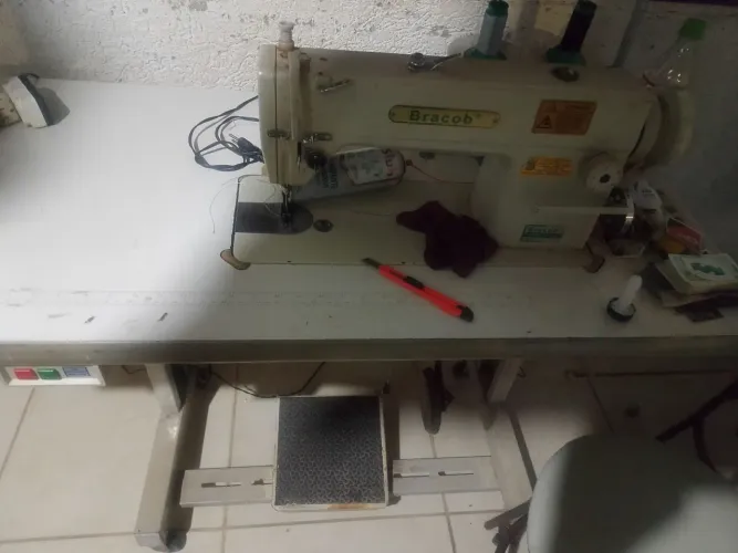 Máquina de costura reta
