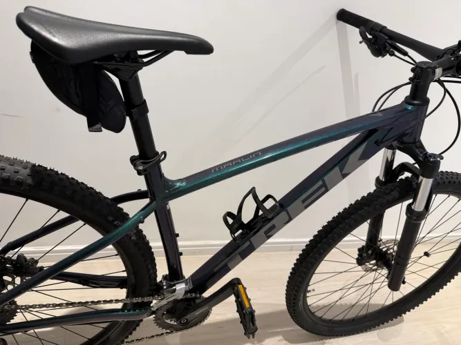 Bicicleta Trek Marlin 7 - Aro 29, tam. M/L, Shimano 2x9 - Acompanha Velocímetro e Capacete
