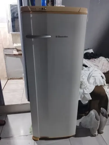 Vendo geladeira usada pegando ela tô pedindo 400 até 350 faço