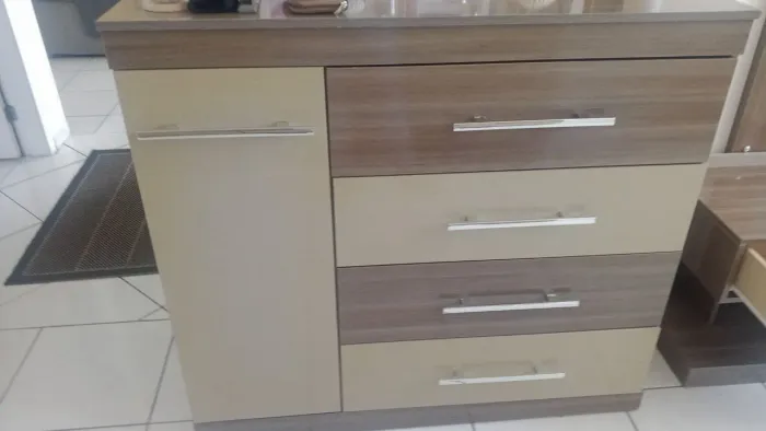 Cômoda com a gavetas mas uma porta sapateira