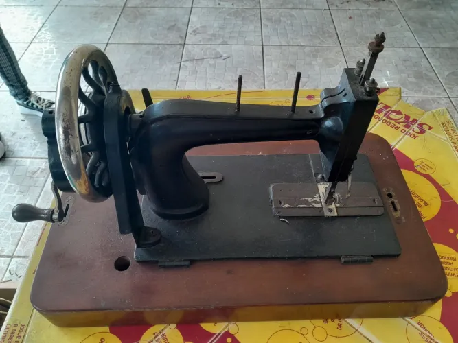 Máquina de costura antiga para decoração 