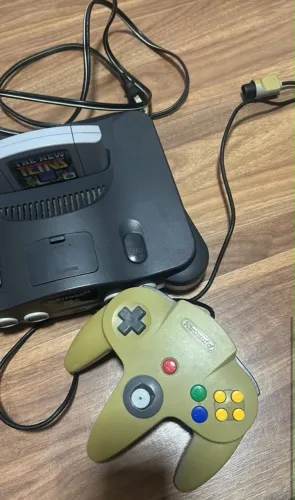 Nintendo 64 com controle e uma fita