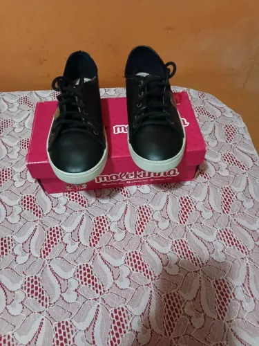 Tênis molekinha.