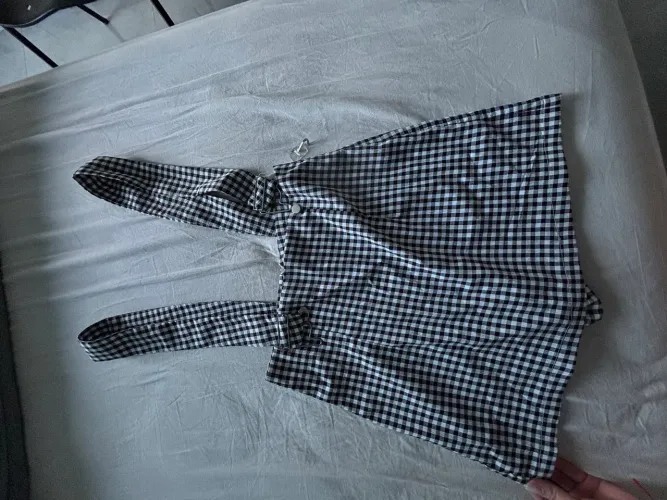 Shorts saia com suspensório