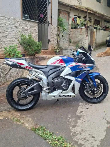 Cbr 600rr, troco em carro kitado ou financiado