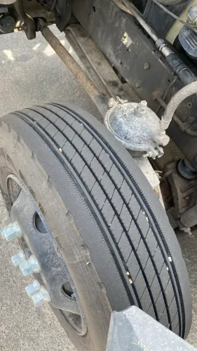 Vendo caminhão baú 5 metros 8-150 e pneus tudo bom inclusive 2 novos topos e perf