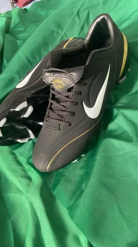 Chuteira de campo profissional mercurial R9