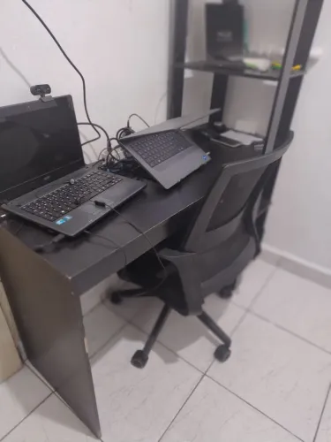 Mesa e cadeira para home office 