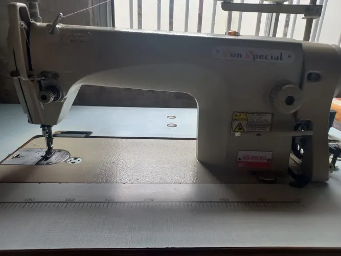 Maquina de cosrtura Reta