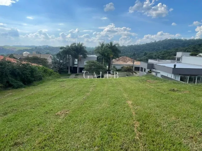 Terreno à venda em Atibaia-SP, no Condomínio Porto Atibaia com 810m² de área!