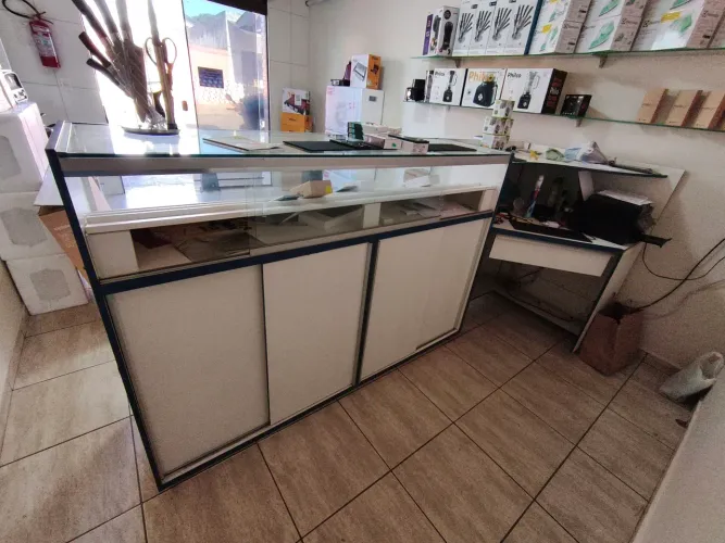 Balcão com caixa e vitrine