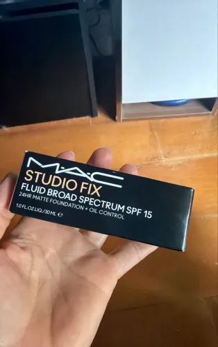 base mac studio fix fluid broad spectrum spf 15, na cor nc18. possui 30ml