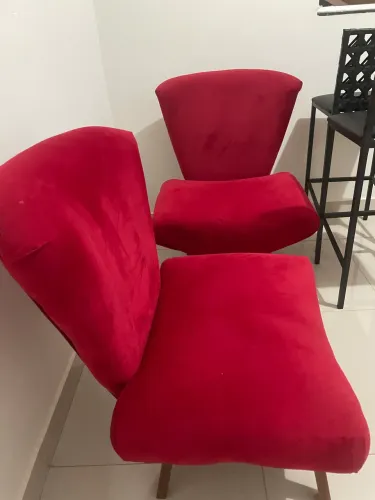 Vendo 02 poltronas vermelhas,confortáveis e luxuosas