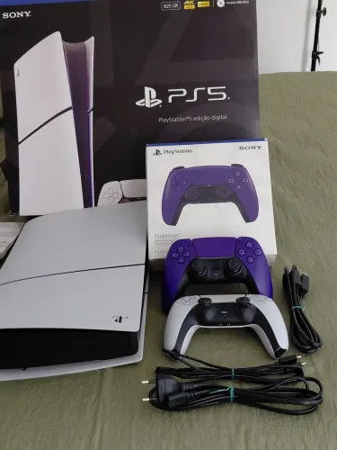 PlayStation 5 Slim + 2 controles
