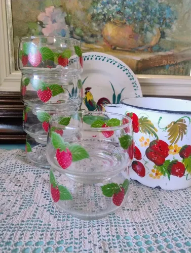 Conjunto de taças de sobremesa antigas Moranguinho