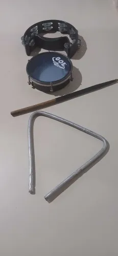 Tamborim .Meia lua. Triângulo. Percussão. 