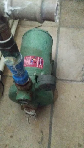 Bomba de água funcionando 1 cv