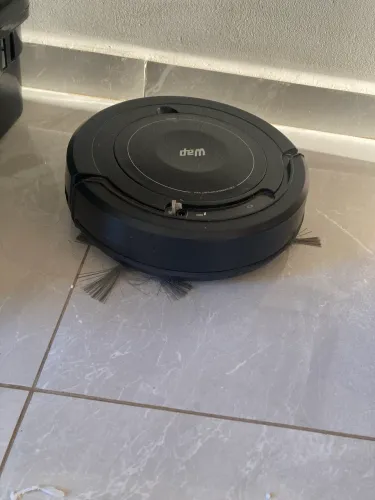 Robozinho aspira e passa pano