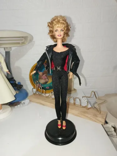 Barbie collector Sandy 25 anos de Grease ,final do filme, de 2003