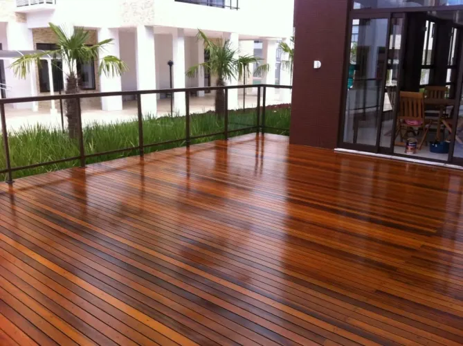 Deck em madeira nobre