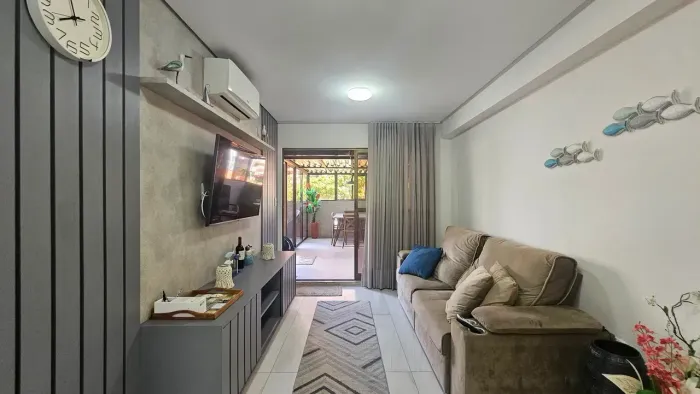 VENDE - Apartamento mobiliado com 96m², quintal privativo, 2 quartos/suíte, 1 vaga - Cabo 