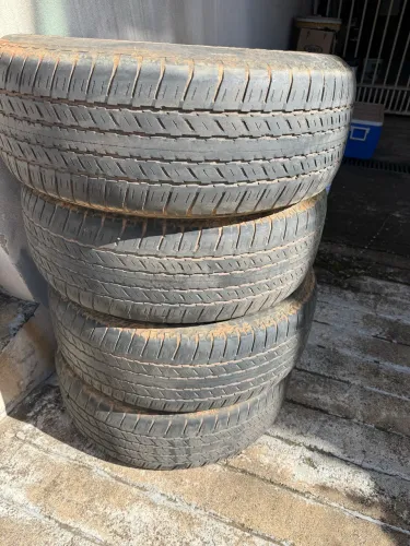 Vendo pneus Bridgestone