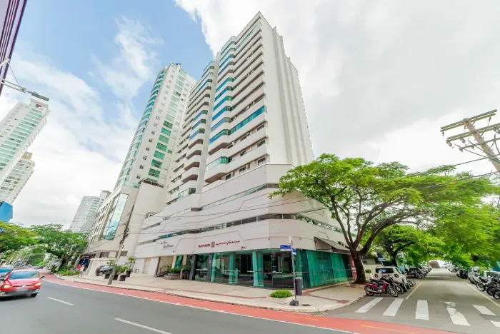 Amplo Apartamento para Aluguel na Barra Sul de Balneário Camboriú com Vista Deslumbrante