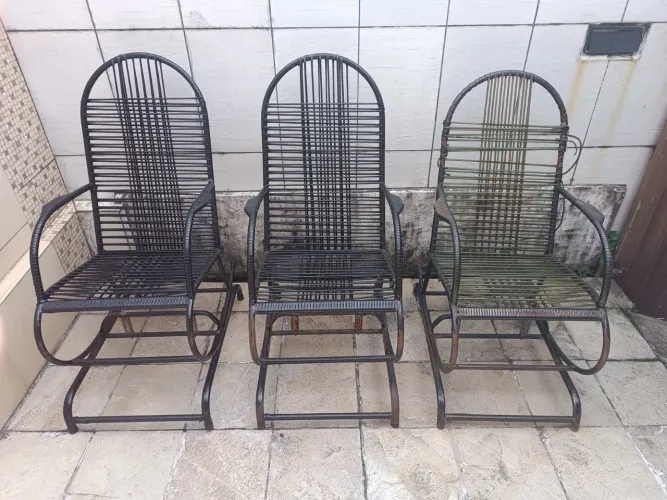 Vende-se três cadeiras de balanço seminovas.