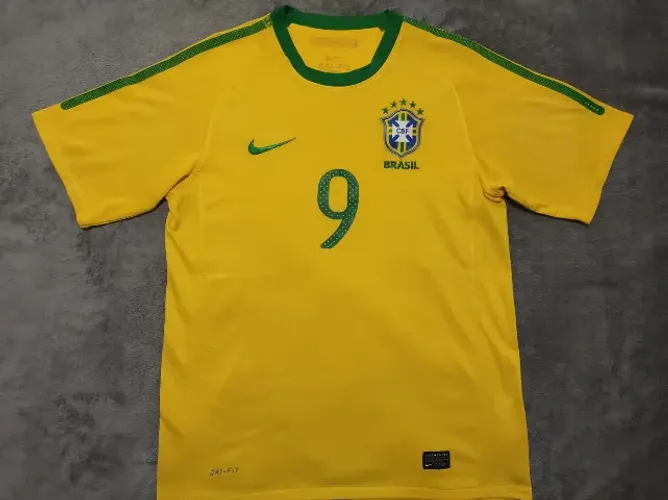 Camisa Oficial Brasil Nike 2010, #9, tamanho P (51x71cm). Leia o anúncio.